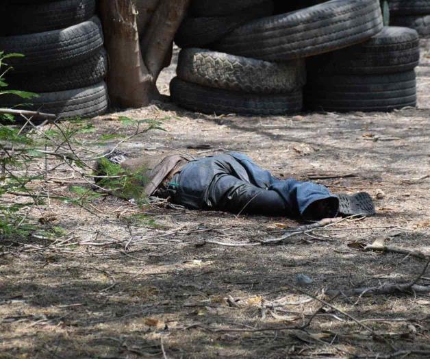 Hallan asesinado en terreno baldío