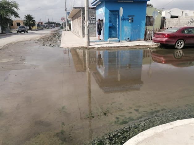 Llevan dos años con el desbordamiento de aguas residuales en Villa Esmeralda