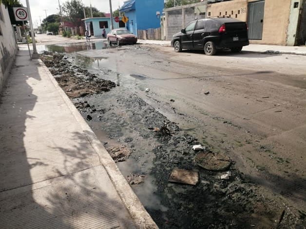 Llevan dos años con el desbordamiento de aguas residuales en Villa Esmeralda