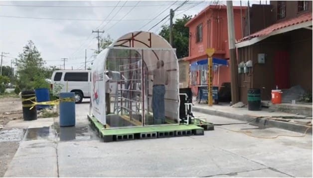 Forman un túnel sanitizante maestros y estudiantes de la UAT