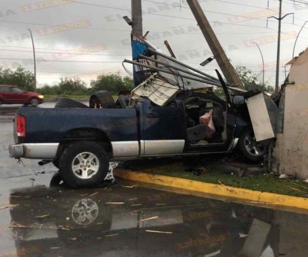 Chocan contra barda y poste; transformador les cae encima Chocan contra barda y poste; transformador les cae encima
