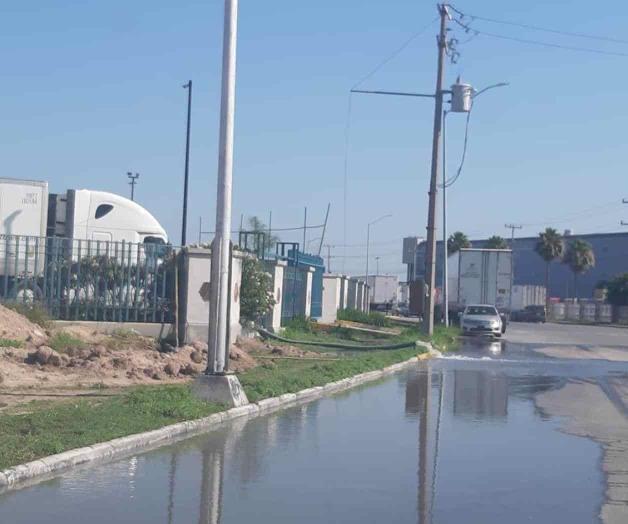 Tira empresa agua industrial a la calle