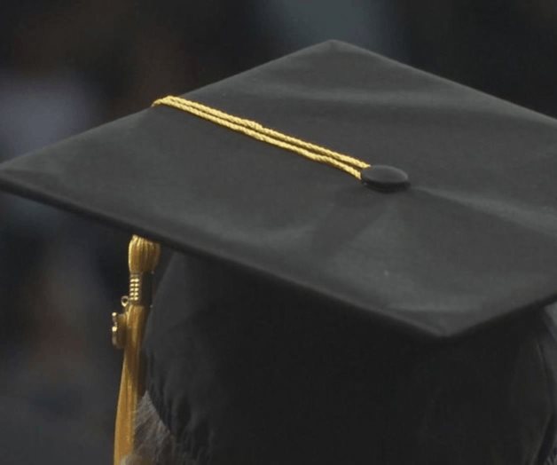 Reciben estudiantes un certificado técnico