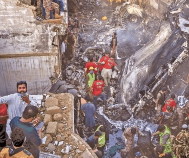 Avionazo en Paquistán deja decenas de muertos