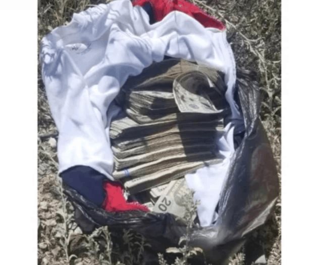 Arrojan 21 mil dólares de un vehículo en movimiento en Sonora