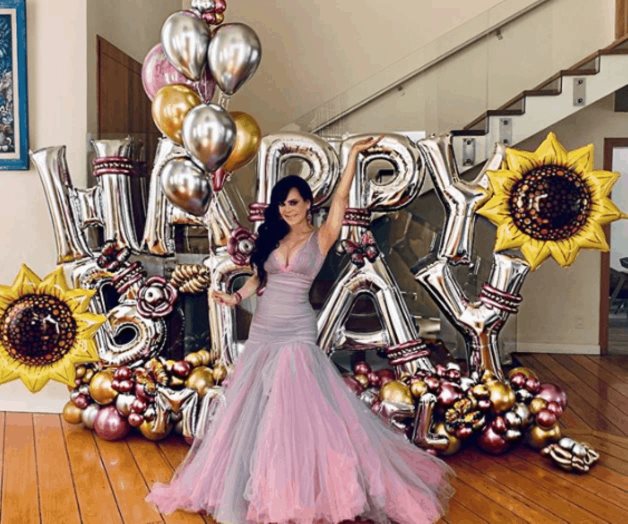 Maribel Guardia posa entre globos y celebra sus 61 años Maribel Guardia posa entre globos y celebra sus 61 años