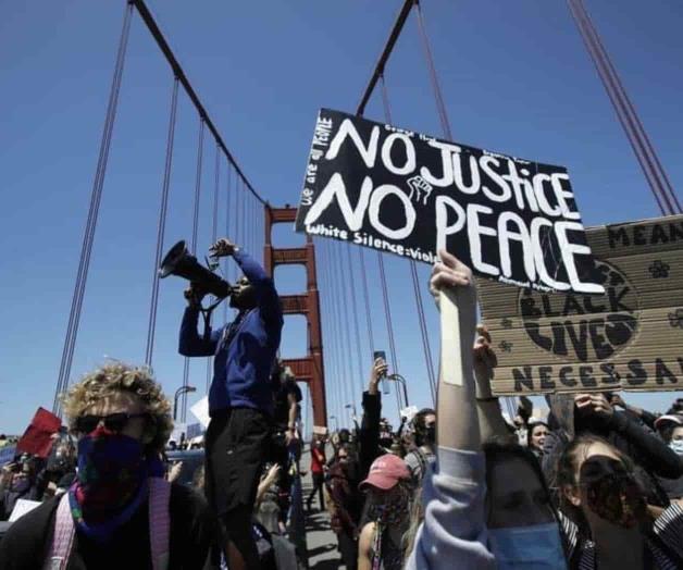 Los manifestantes inundan las calles en un enorme y pacífico impulso por el cambio Los manifestantes inundan las calles en un enorme y pacífico impulso por el cambio