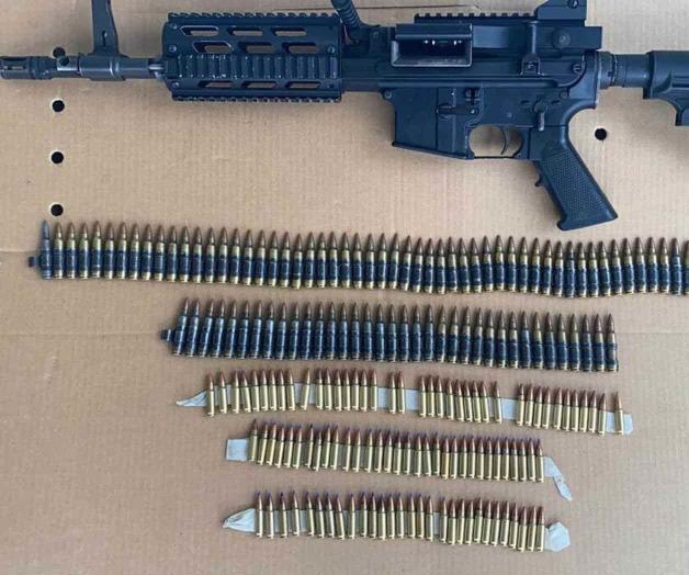 Cae militar con una arma larga