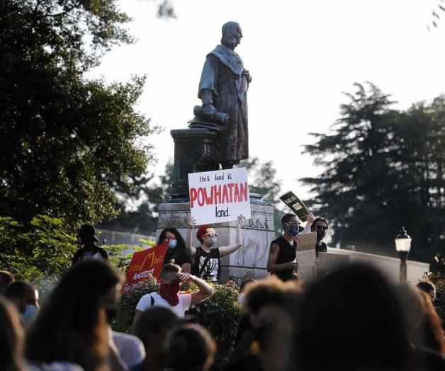 Derriban estatua de Colón, decapitan otra