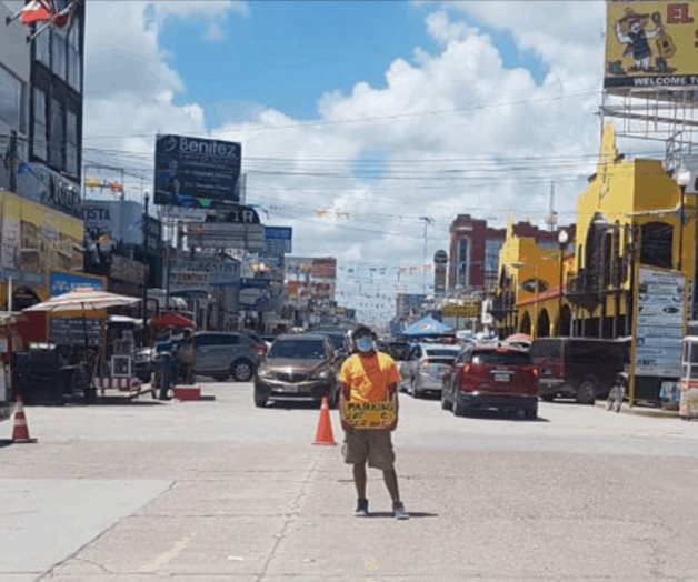 Abren comercios de zona turística