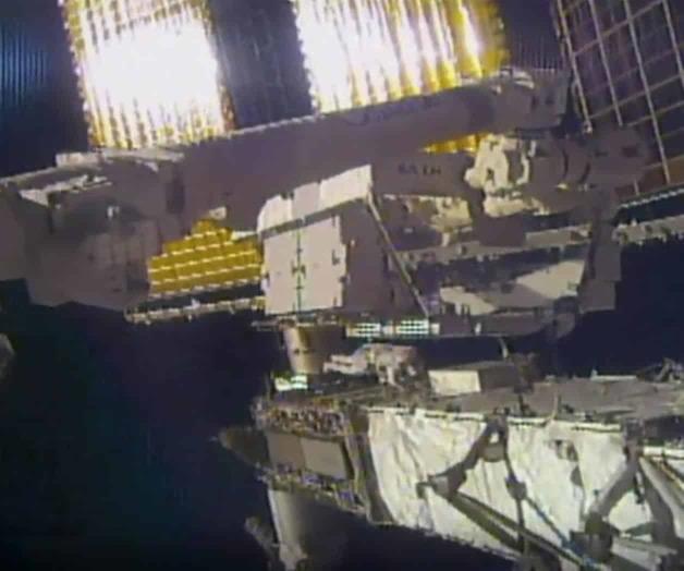 Astronauta pierde espejo pequeño en caminata espacial