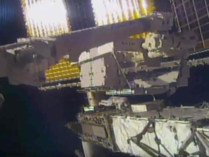 Astronauta pierde espejo pequeño en caminata espacial Astronauta pierde espejo pequeño en caminata espacial