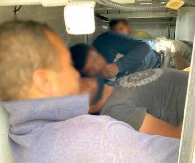 Rescatan cinco migrantes ocultos en camión de carga