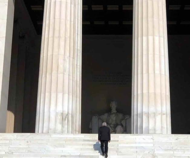 Deposita AMLO ofrendas a Lincoln y Juárez