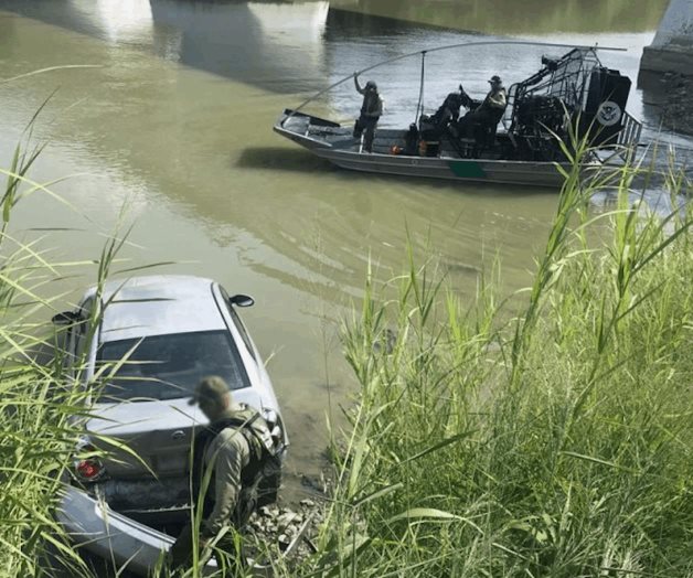 Cae con auto al río Bravo y los agentes lo rescatan Cae con auto al río Bravo y los agentes lo rescatan
