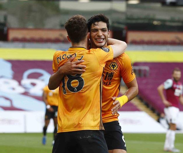 Espectacular gol de Raúl Jiménez en empate de los Wolves