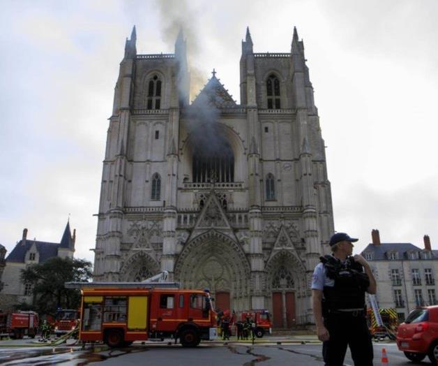 Fuego en catedral francesa de Nantes destruye famoso órgano
