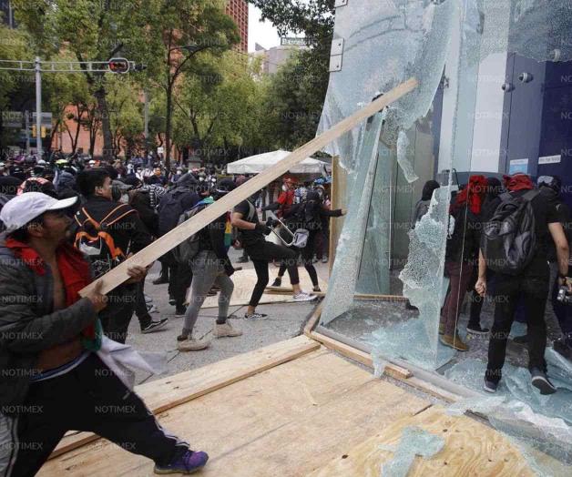 Manifestantes provocan destrozos y saquean tiendas en Centro Histórico
