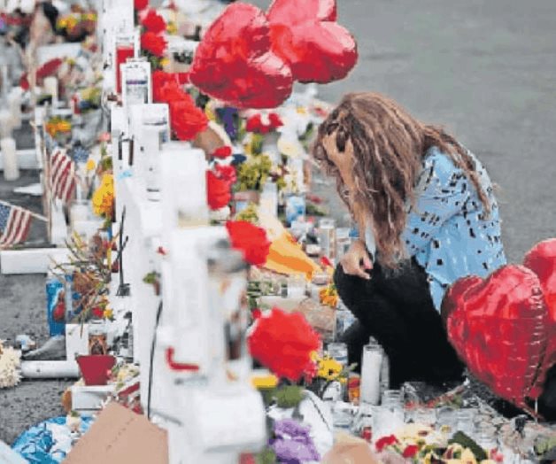 Banderas a media asta, en honor a víctimas de masacre