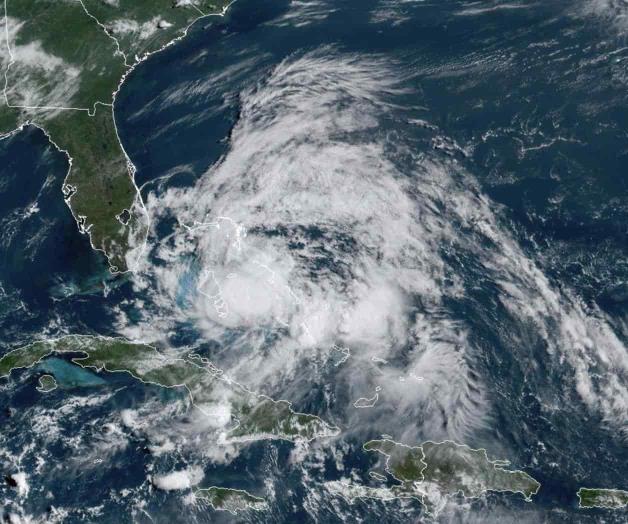 Se enfila Isaías a una Florida golpeada por Covid