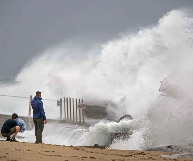 Llega Isaías a Florida  golpeada por el virus