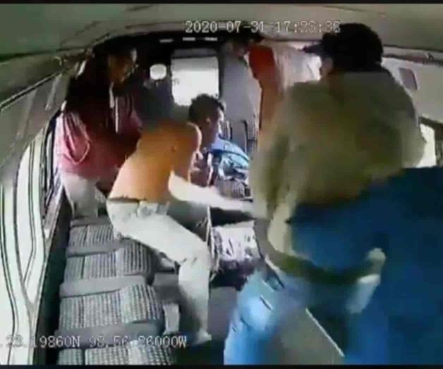Pasajeros de combi dan golpiza a asaltante y lo dejan desnudo