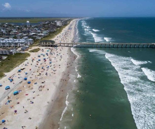 Isaias gana fuerza en su lento avance hacia las Carolinas