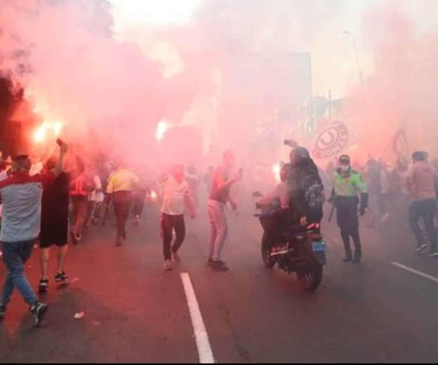 Suspenden el futbol peruano por aficionados que salen a las calles Suspenden el futbol peruano por aficionados que salen a las calles
