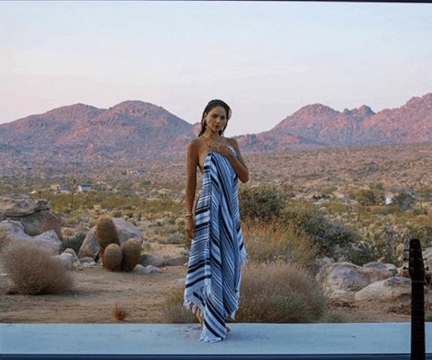 Se desnuda en el desierto Se desnuda en el desierto