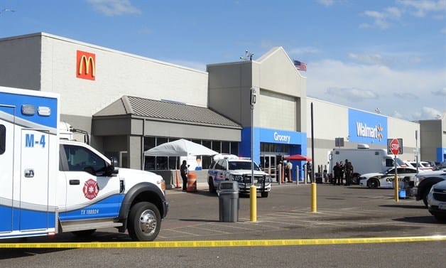 Se enfrenta con la policía en Walmart
