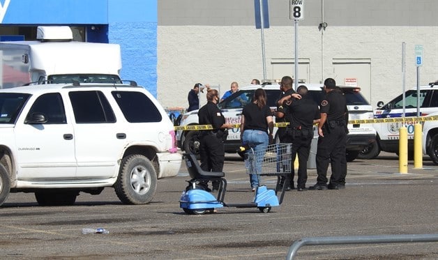 Se enfrenta con la policía en Walmart