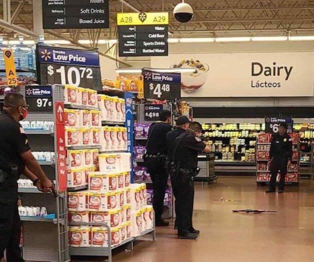 Se enfrenta con la policía en Walmart