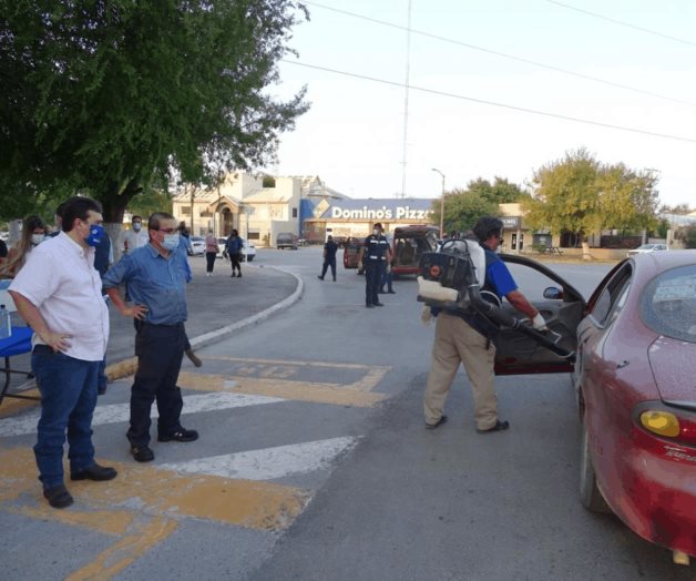 Sanitizan vehículos frente a Presidencia