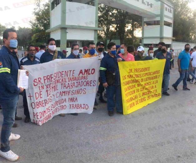 Esperan manifestantes a AMLO; claman ayuda