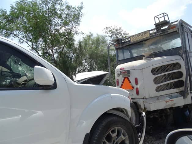 Acelera e impacta a barredora en vía a Santa Ana