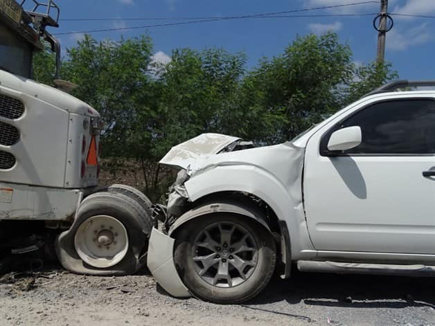Acelera e impacta a barredora en vía a Santa Ana