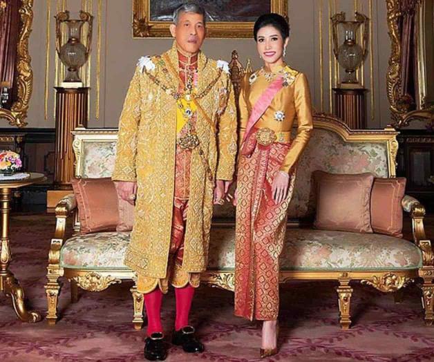 El rey de Tailandia perdona a la concubina real que encarceló y la incorpora a su harén