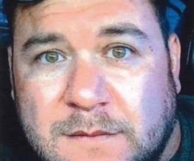 Se atrinchera en su casa reteniendo a su familia