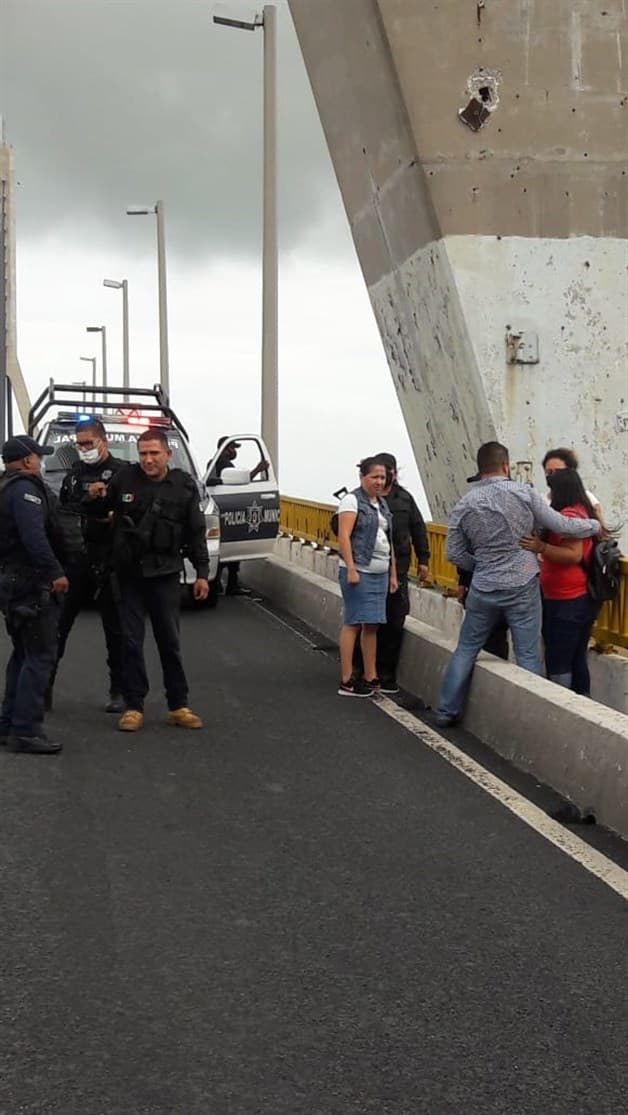 Intenta mujer lanzarse desde el puente de Tampico