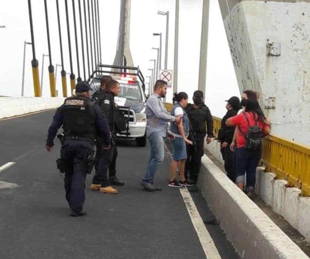 Pretende arrojarse del Puente Tampico