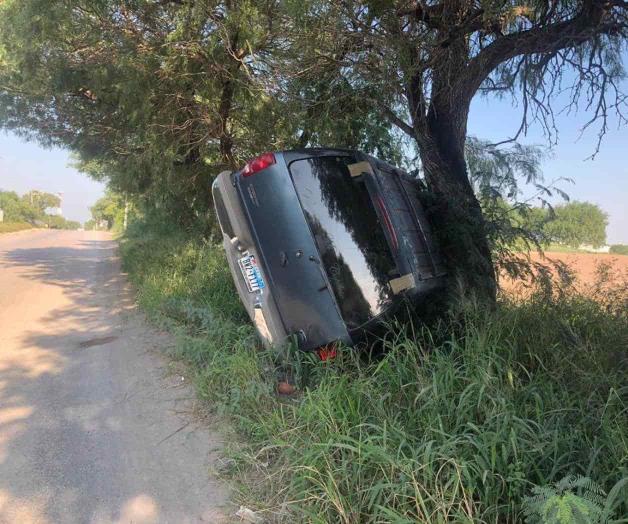 Vuelca conductor inepto y a exceso de velocidad