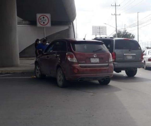 Conductora ignora el semáforo y se estrella