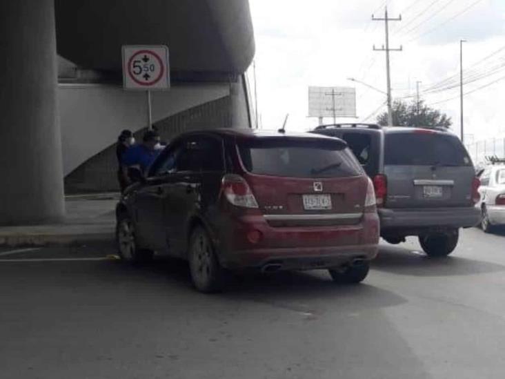Conductora ignora el semáforo y se estrella Conductora ignora el semáforo y se estrella