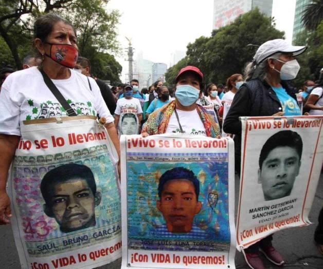 Inicia marcha por sexto aniversario de caso Ayotzinapa