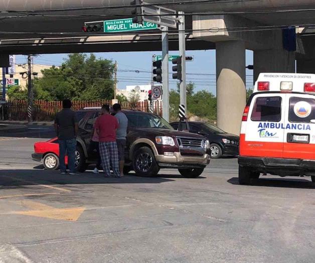 Conductor ignora luz roja y se estrella contra Focus