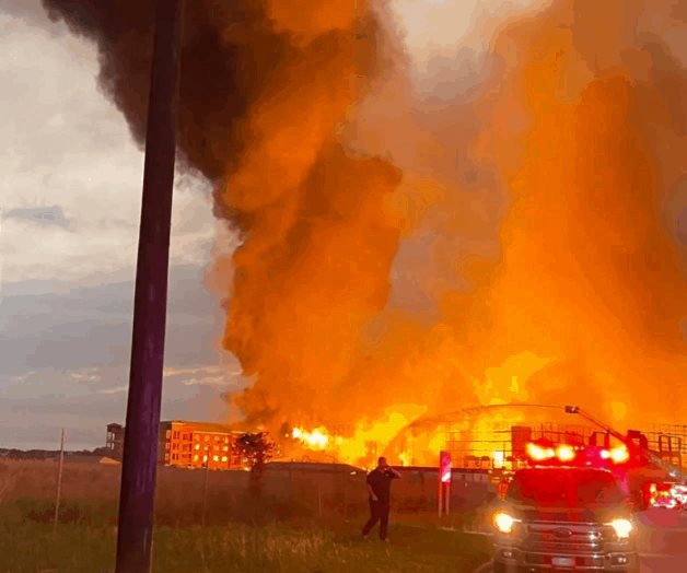 Arrasa incendio con un complejo habitacional Arrasa incendio con un complejo habitacional