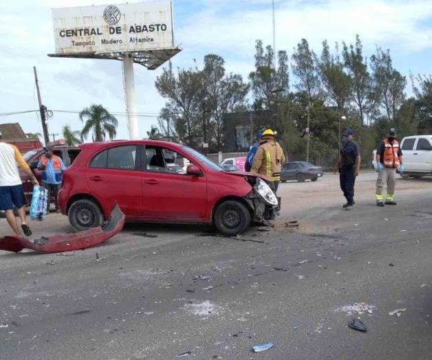 Mala maniobra provoca un fuerte percance vial Mala maniobra provoca un fuerte percance vial