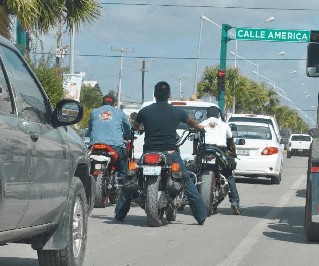 Piden a motociclistas utilizar casco