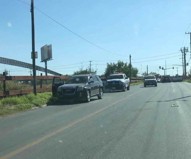 Motociclista intenta rebasar y se estrella Motociclista intenta rebasar y se estrella