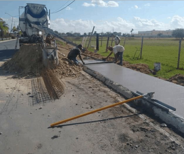 Construyen banquetas sobre el libramiento Construyen banquetas sobre el libramiento